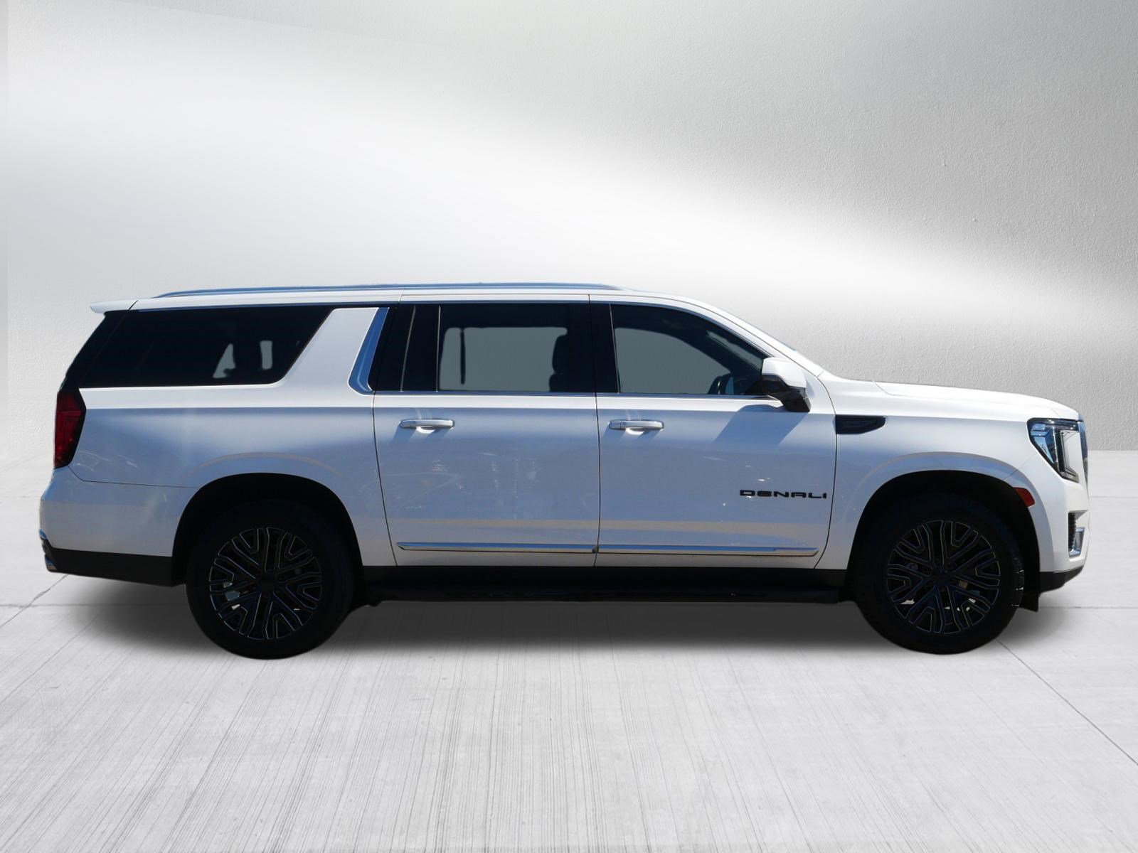Used 2022 GMC Yukon XL Denali image 8