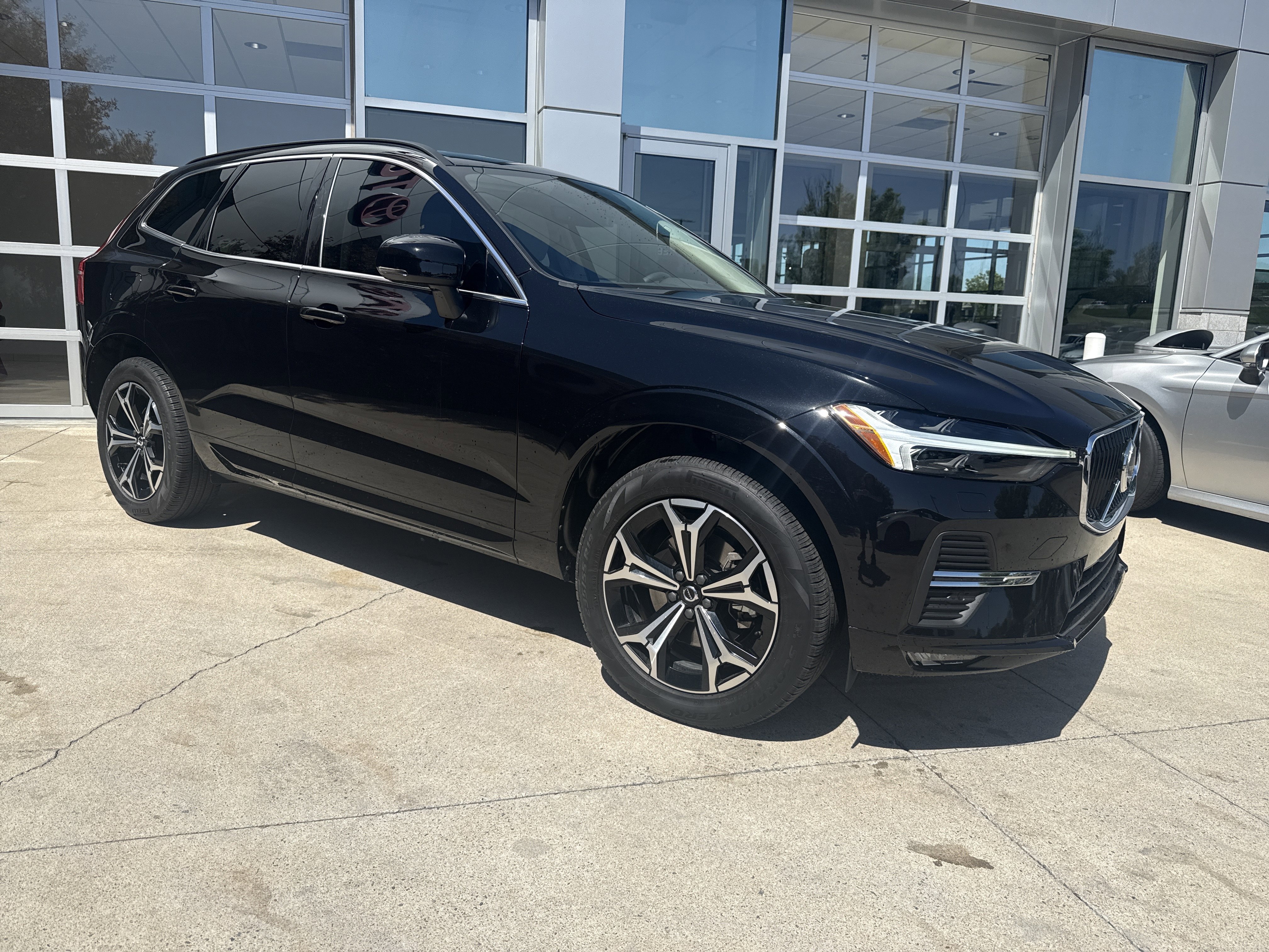 Used 2022 Volvo XC60 B5 Momentum w/ Climate Package image 2