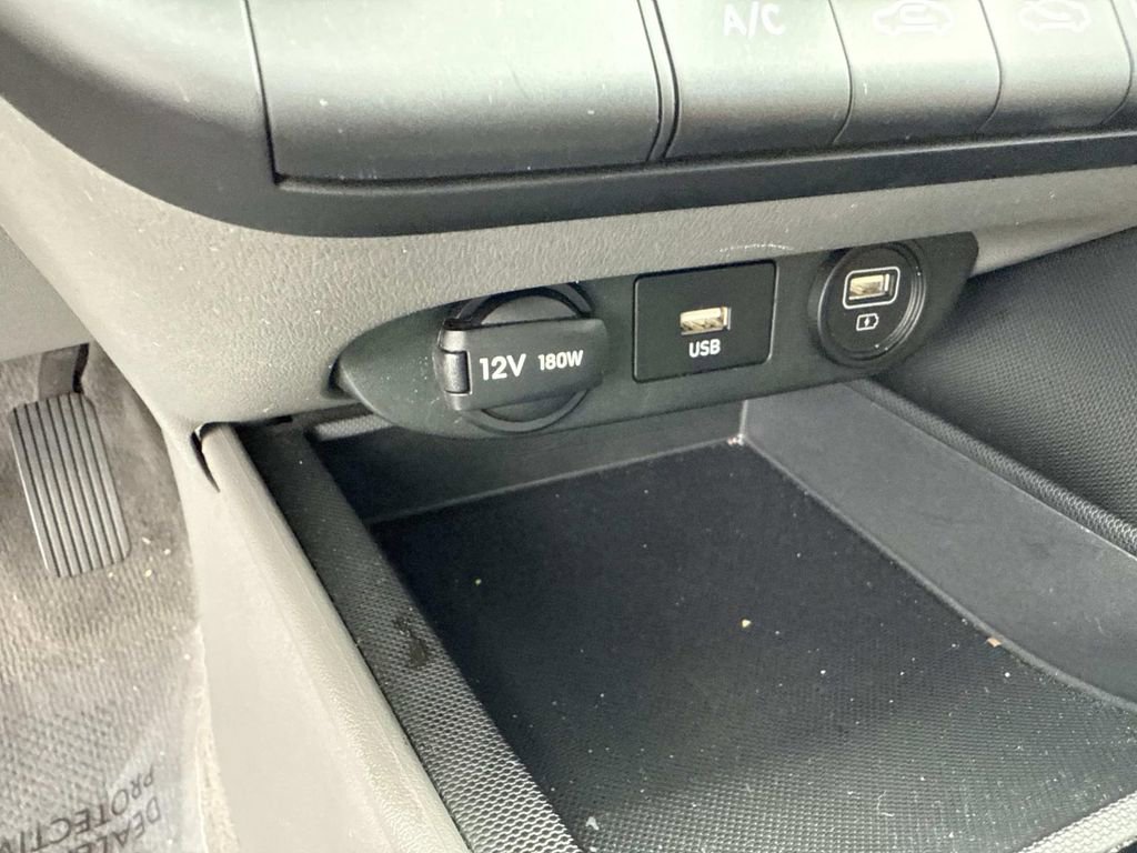 Used 2023 Hyundai Elantra SE image 25