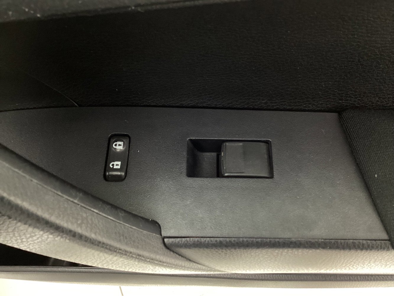 Used 2018 Toyota Corolla L FWD image 37