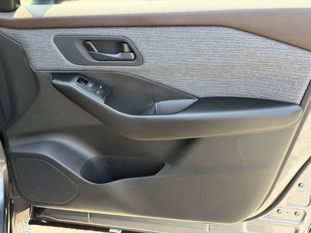 Used 2023 Nissan Rogue S AWD/4WD image 10