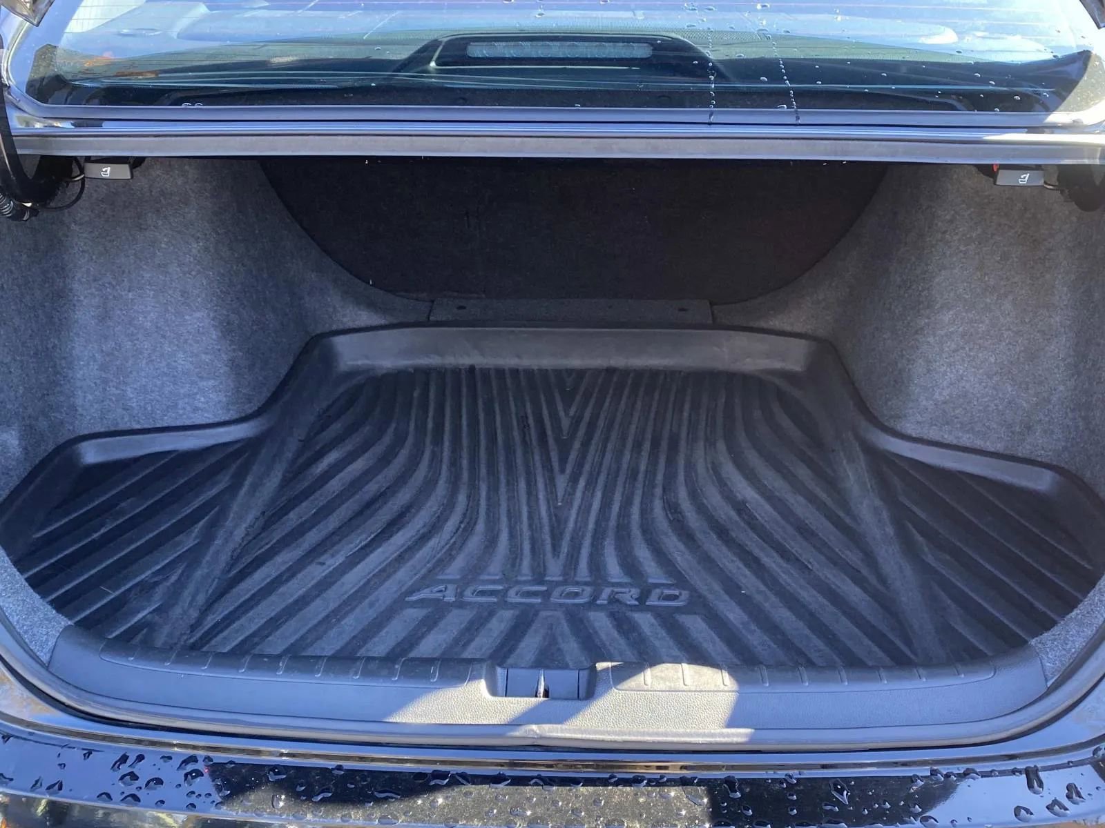 Used 2018 Honda Accord EX image 9