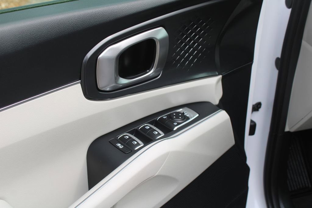 Certified 2025 Kia Sorento S w/ Panoramic Sunroof Package FWD image 19