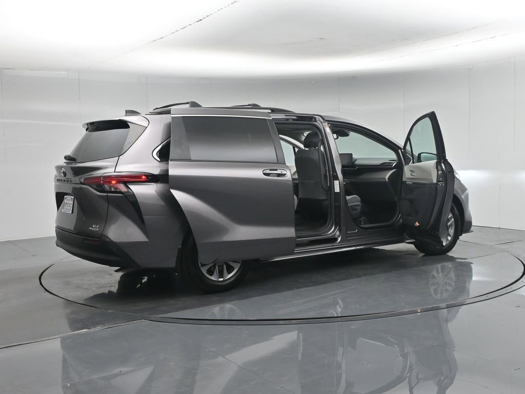 Used 2021 Toyota Sienna XLE FWD image 6