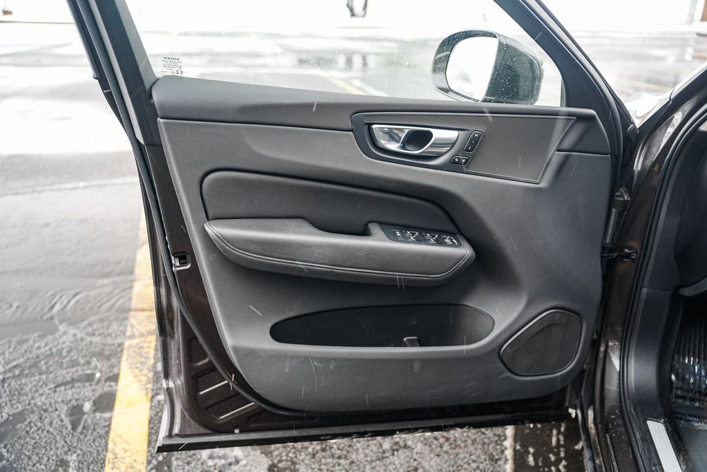 Used 2022 Volvo XC60 B5 Momentum w/ Advanced Package image 8