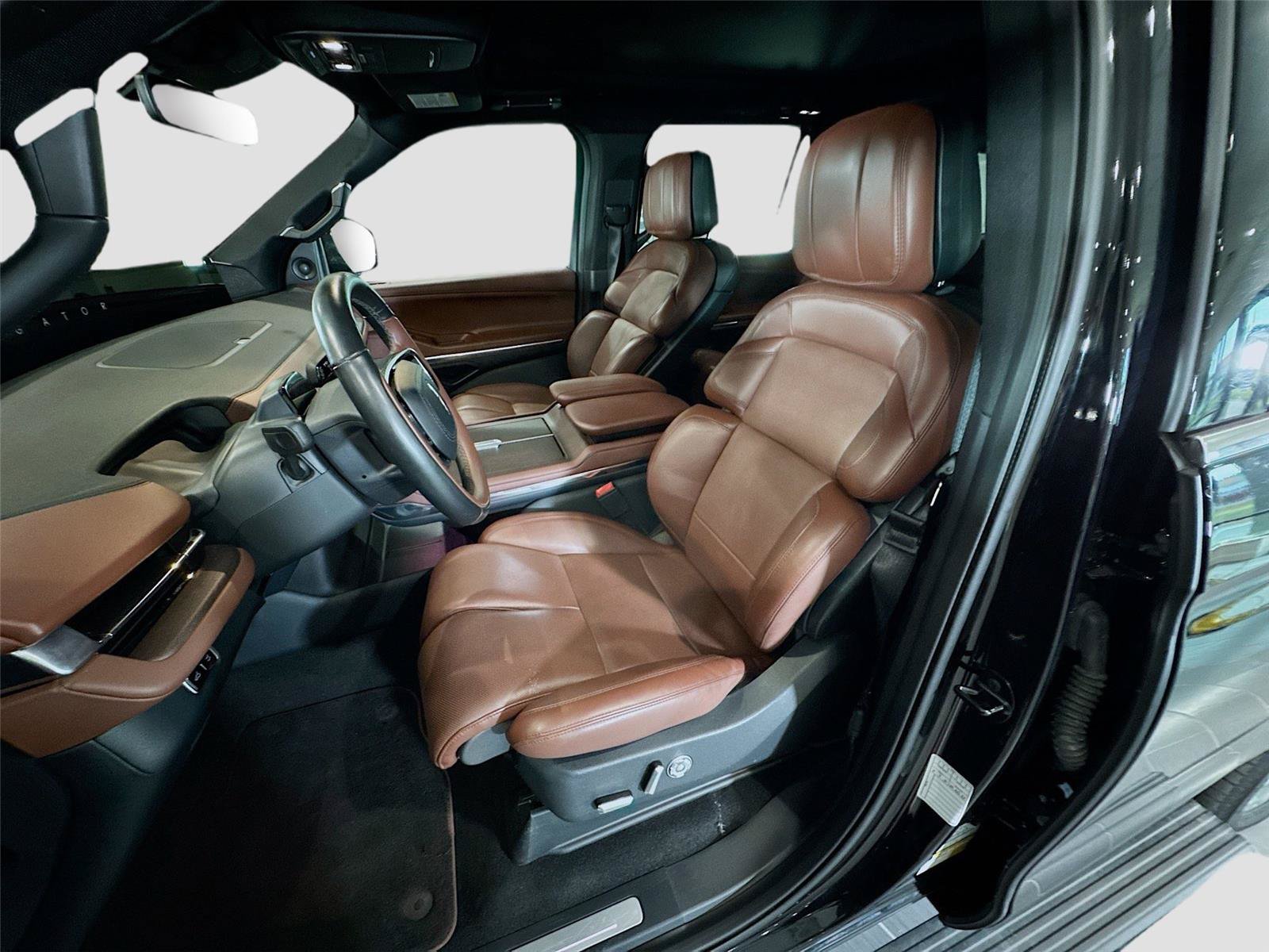 Used 2025 Lincoln Navigator Reserve AWD/4WD image 2