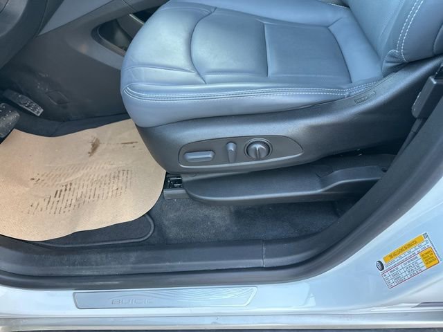 Used 2023 Buick Enclave Essence image 11