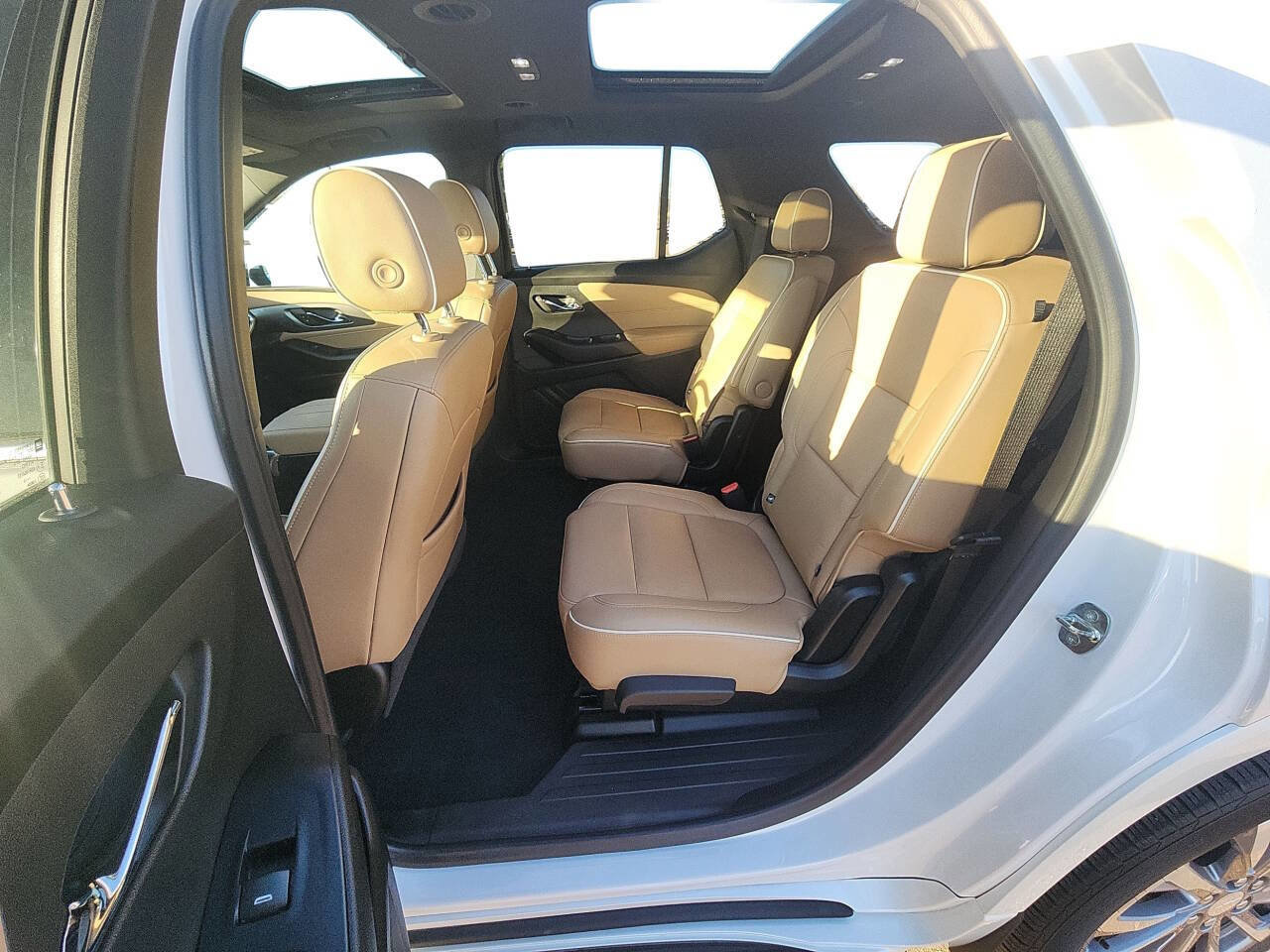 Used 2023 Chevrolet Traverse Premier AWD/4WD image 38