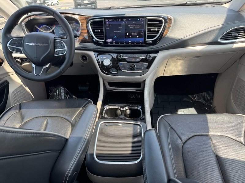 Used 2023 Chrysler Pacifica Limited FWD image 12