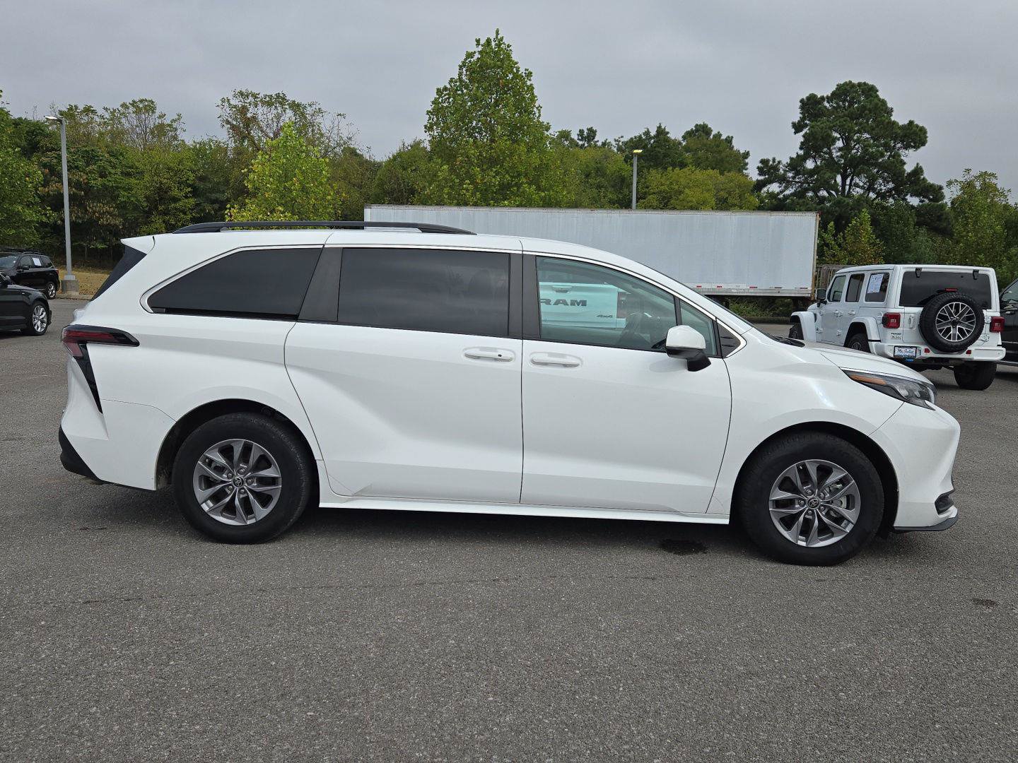 Used 2024 Toyota Sienna LE AWD/4WD image 8