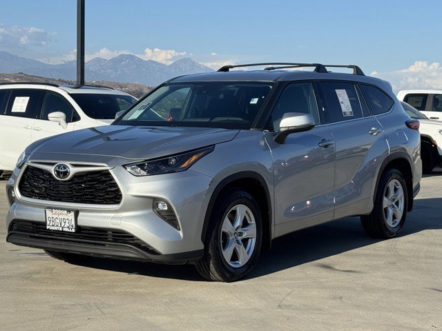 Used 2022 Toyota Highlander LE image 3