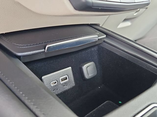 Used 2022 Cadillac XT4 Premium Luxury w/ Enhanced Visibility Package FWD image 19