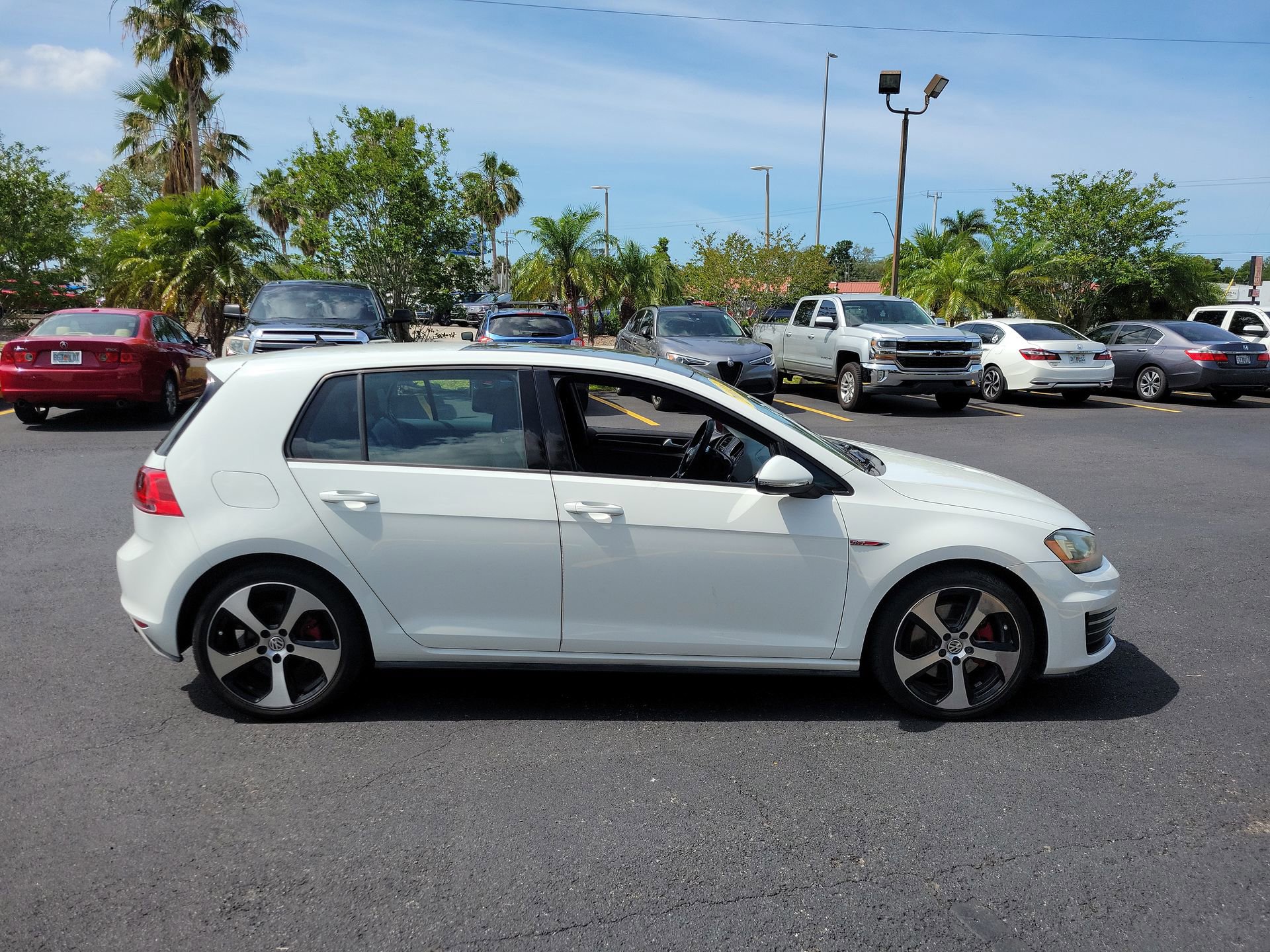 Used 2015 Volkswagen Golf 4-Door FWD image 5