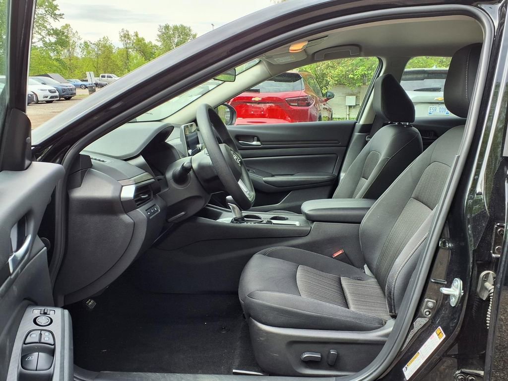 Used 2025 Nissan Altima 2.5 SV FWD image 17