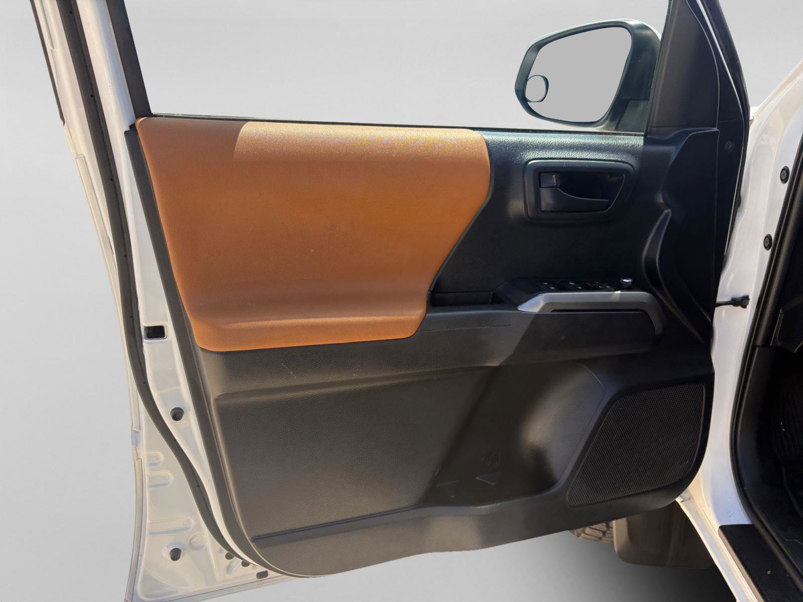 Used 2017 Toyota Tacoma SR5 w/ Tow Package AWD/4WD image 17