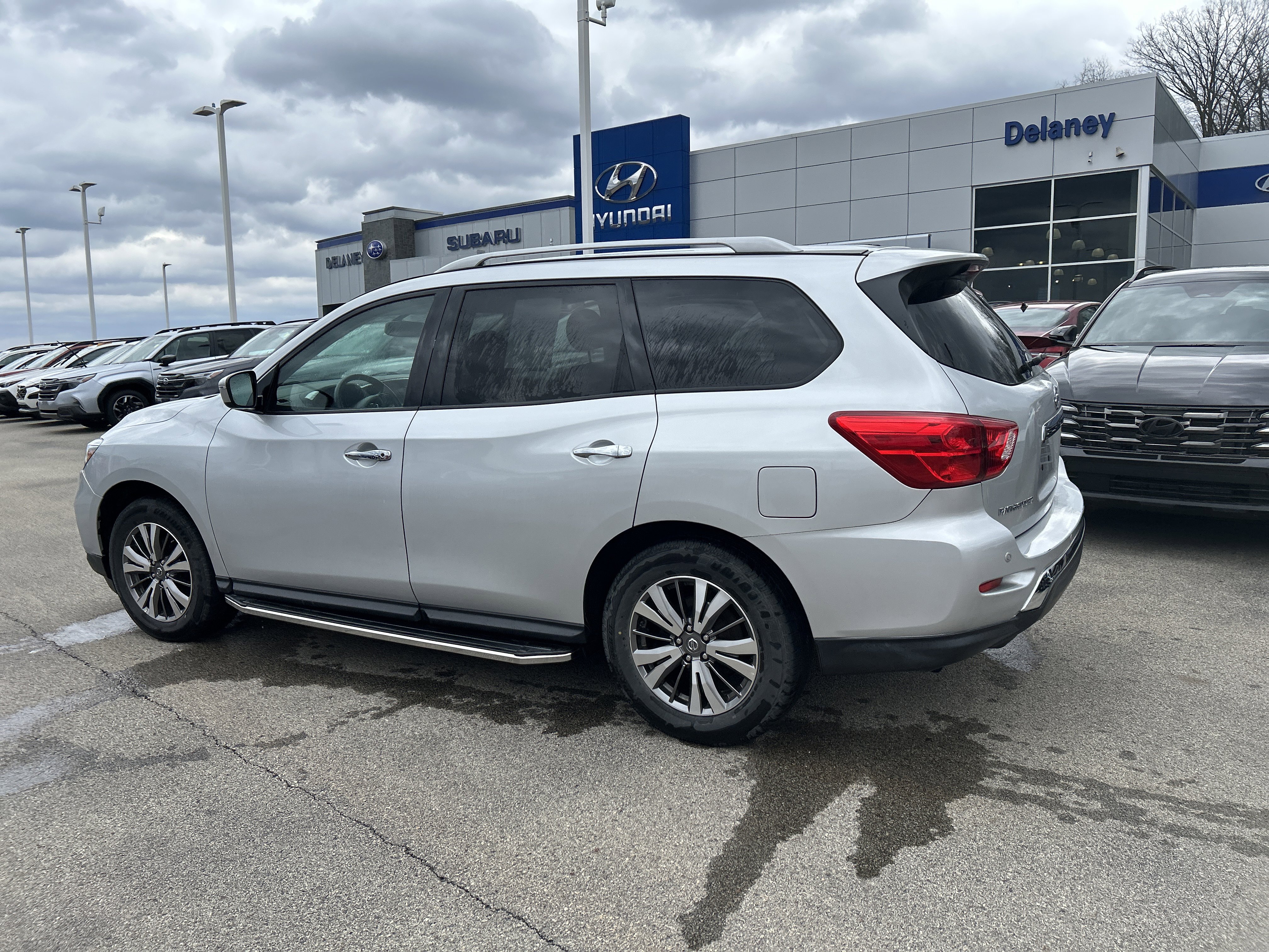 Used 2020 Nissan Pathfinder SV image 10