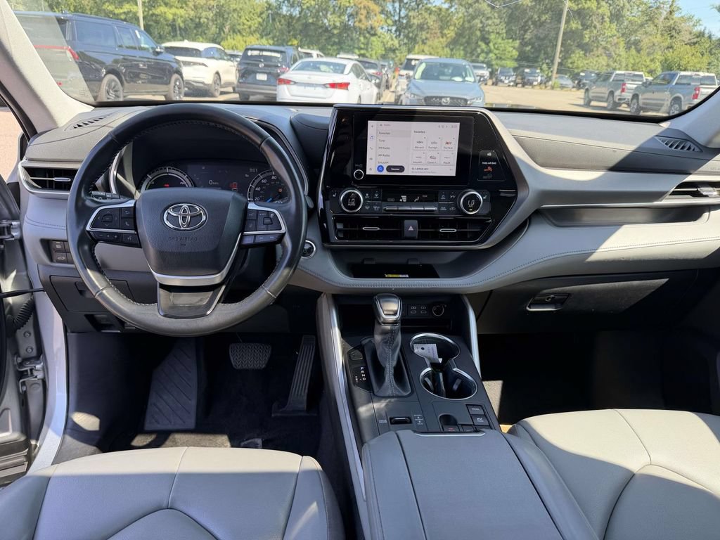 Used 2023 Toyota Highlander XLE AWD/4WD image 20
