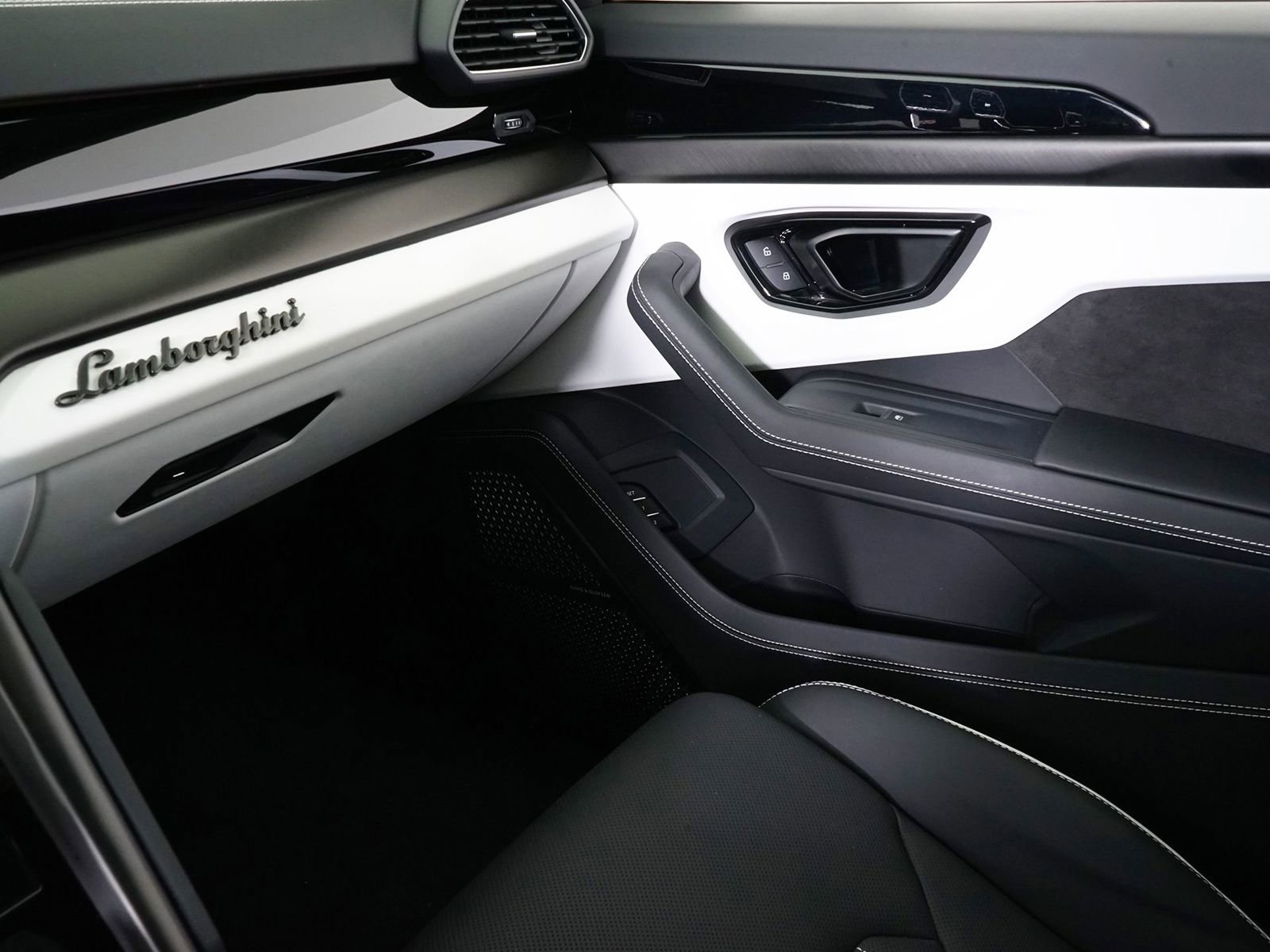 Used 2024 Lamborghini Urus S AWD/4WD image 23