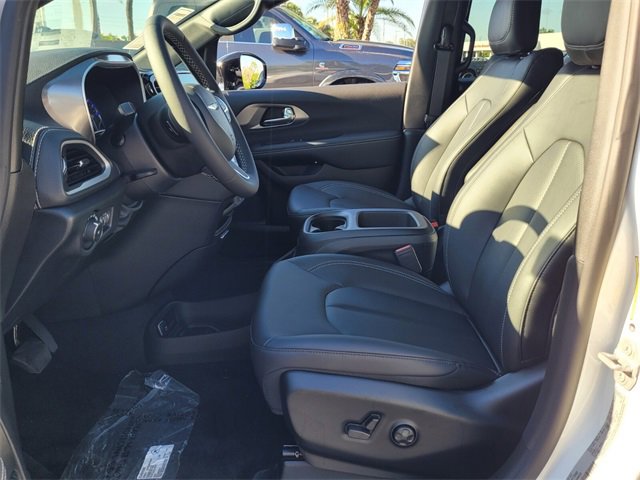 New 2026 Chrysler Pacifica Select image 10