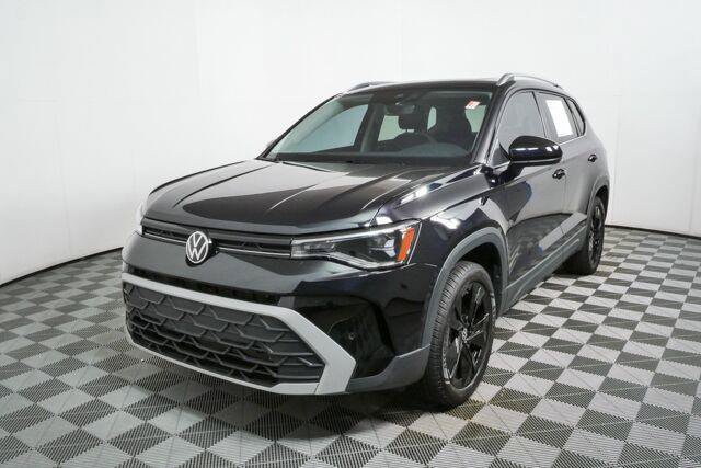 Used 2025 Volkswagen Taos SE w/ Panoramic Sunroof Package FWD image 30