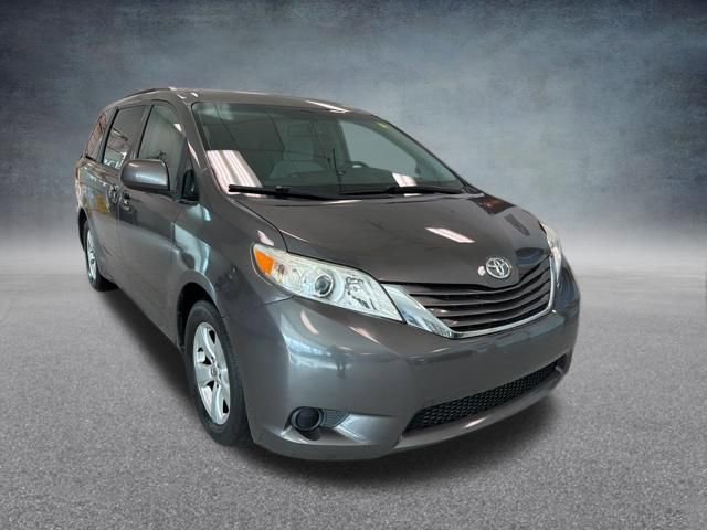 Used 2017 Toyota Sienna LE image 4