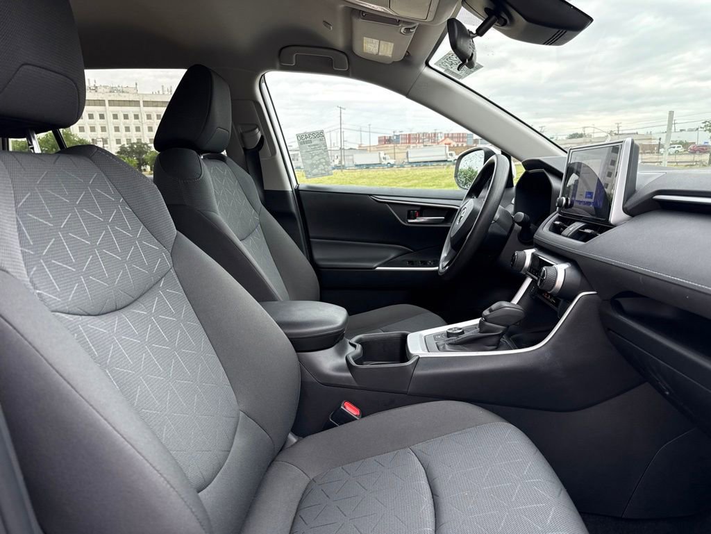 Used 2023 Toyota RAV4 XLE AWD/4WD image 9