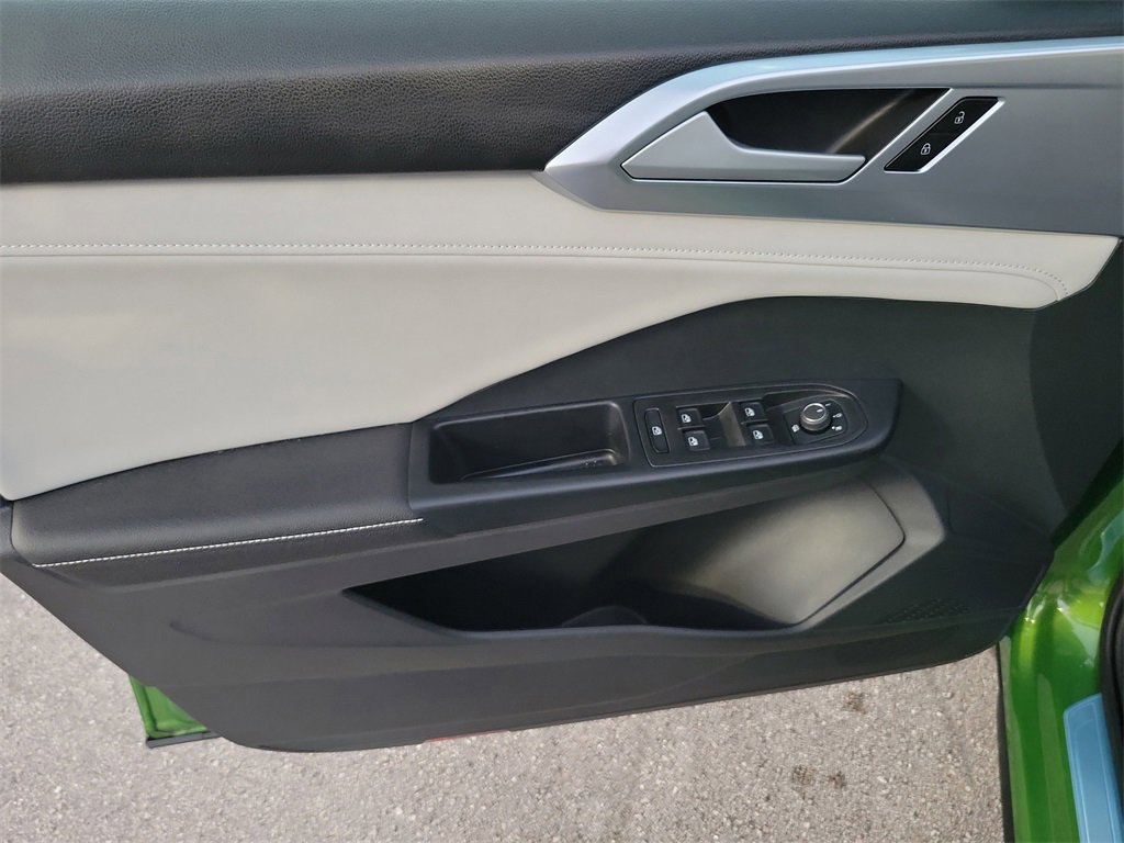 Used 2025 Volkswagen Taos SE w/ Black Wheel Package image 15