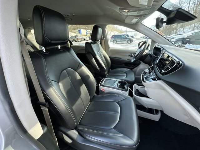 Used 2024 Chrysler Pacifica Touring-L image 29