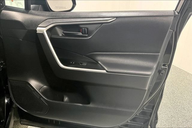 Used 2019 Toyota RAV4 LE AWD/4WD image 34