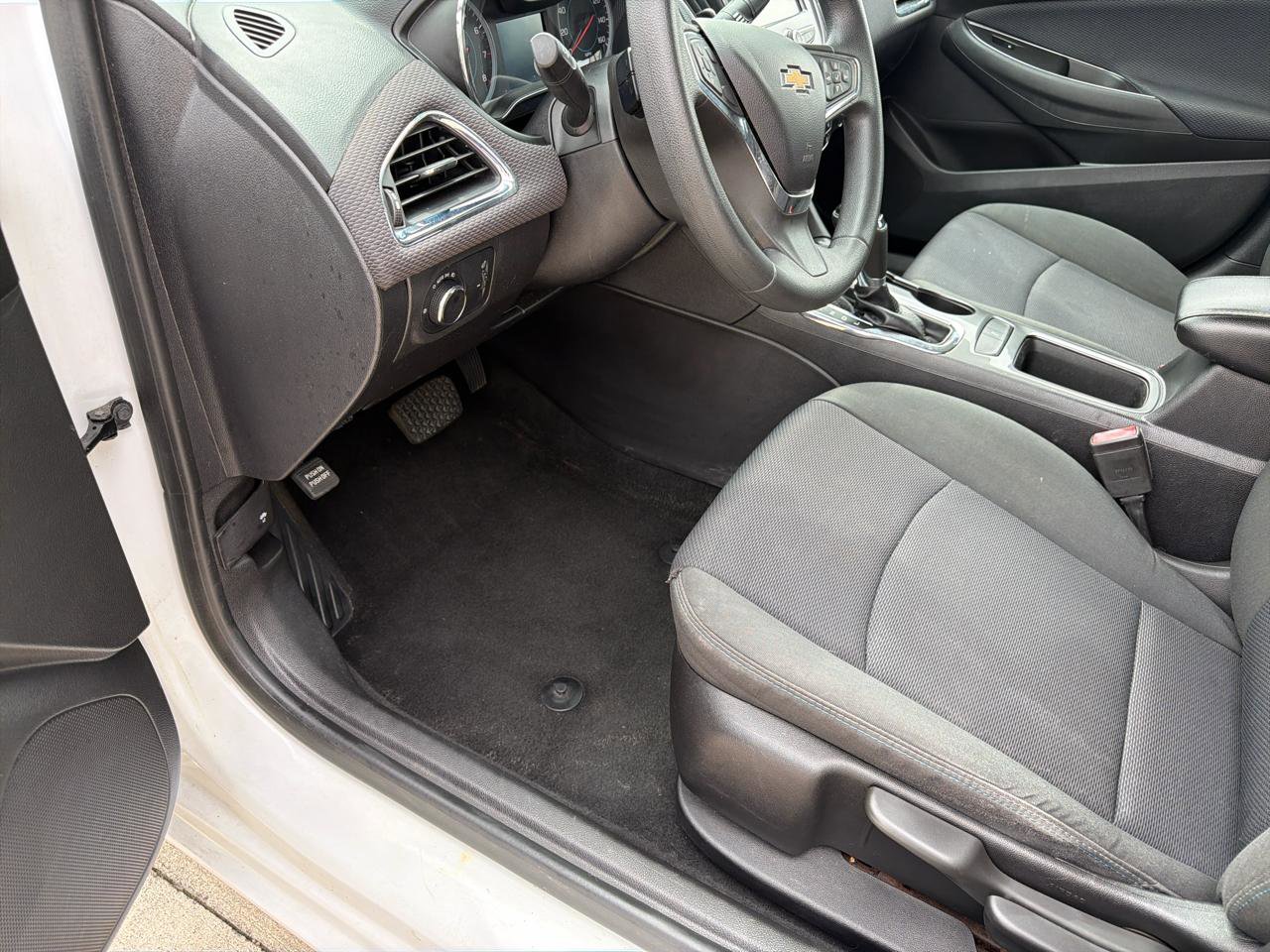 Used 2017 Chevrolet Cruze LT FWD image 17
