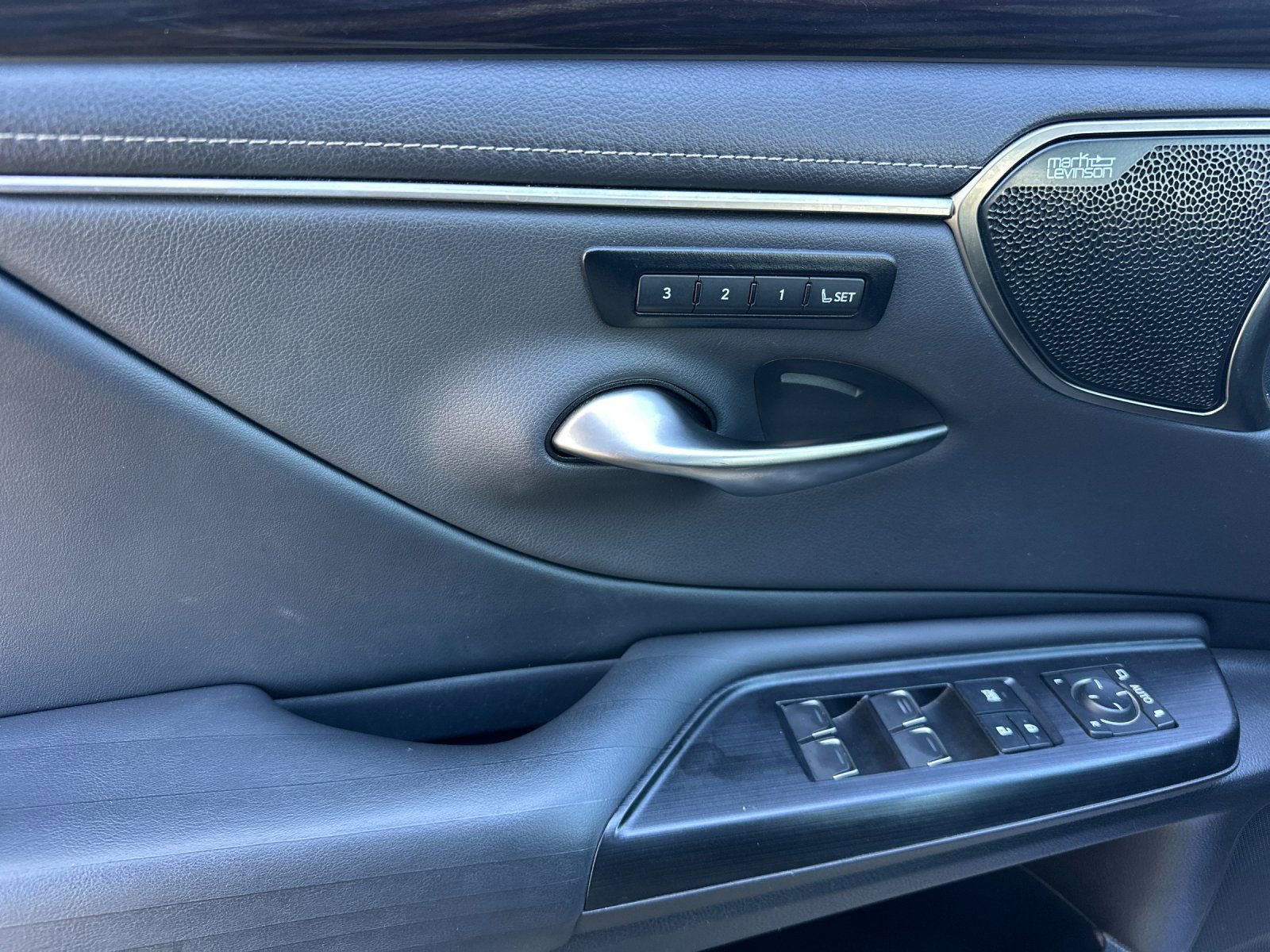 Used 2021 Lexus ES 300h 300h Luxury w/ Accessory Package 2 image 11