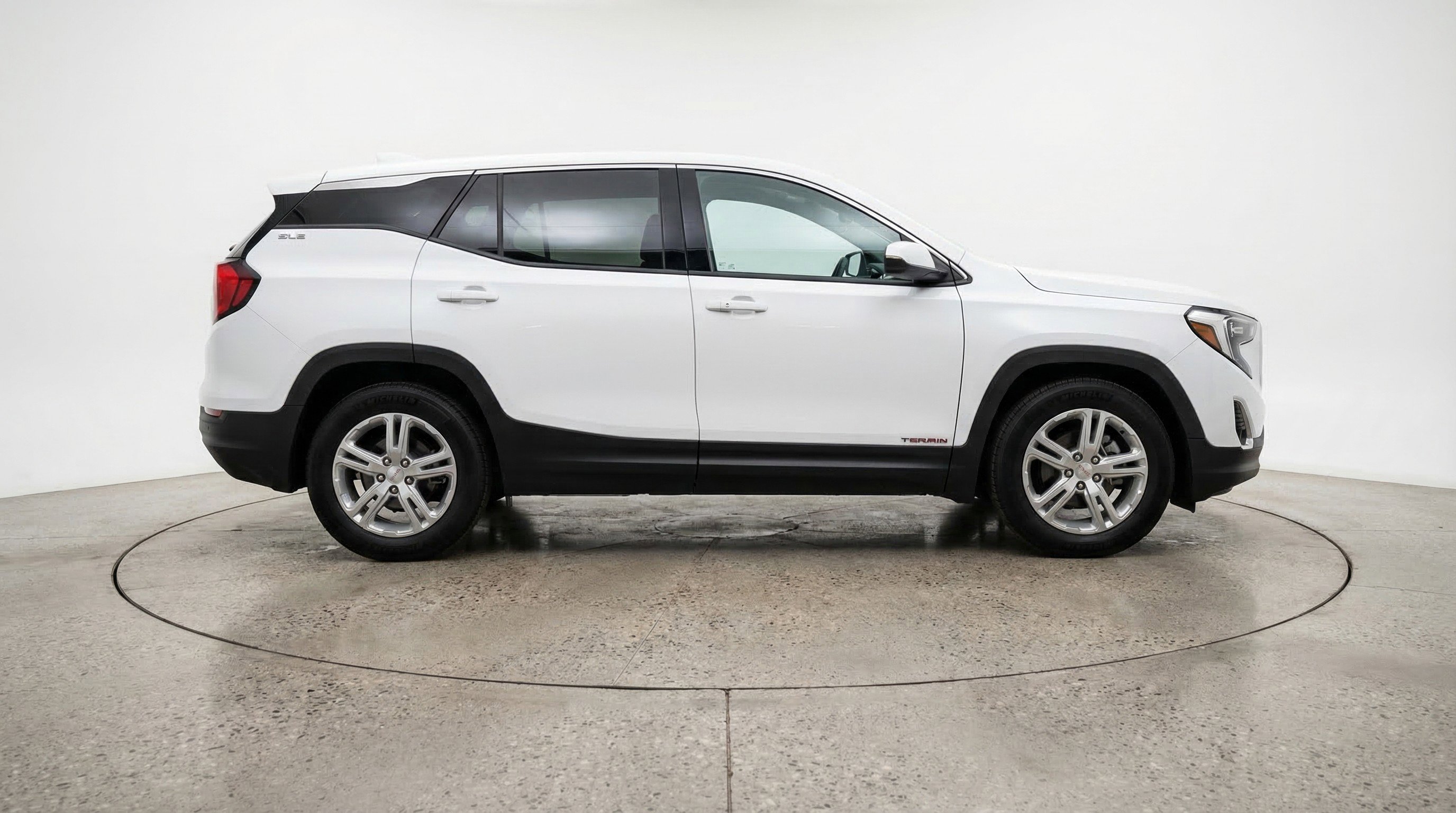 Used 2024 GMC Terrain SLE image 11