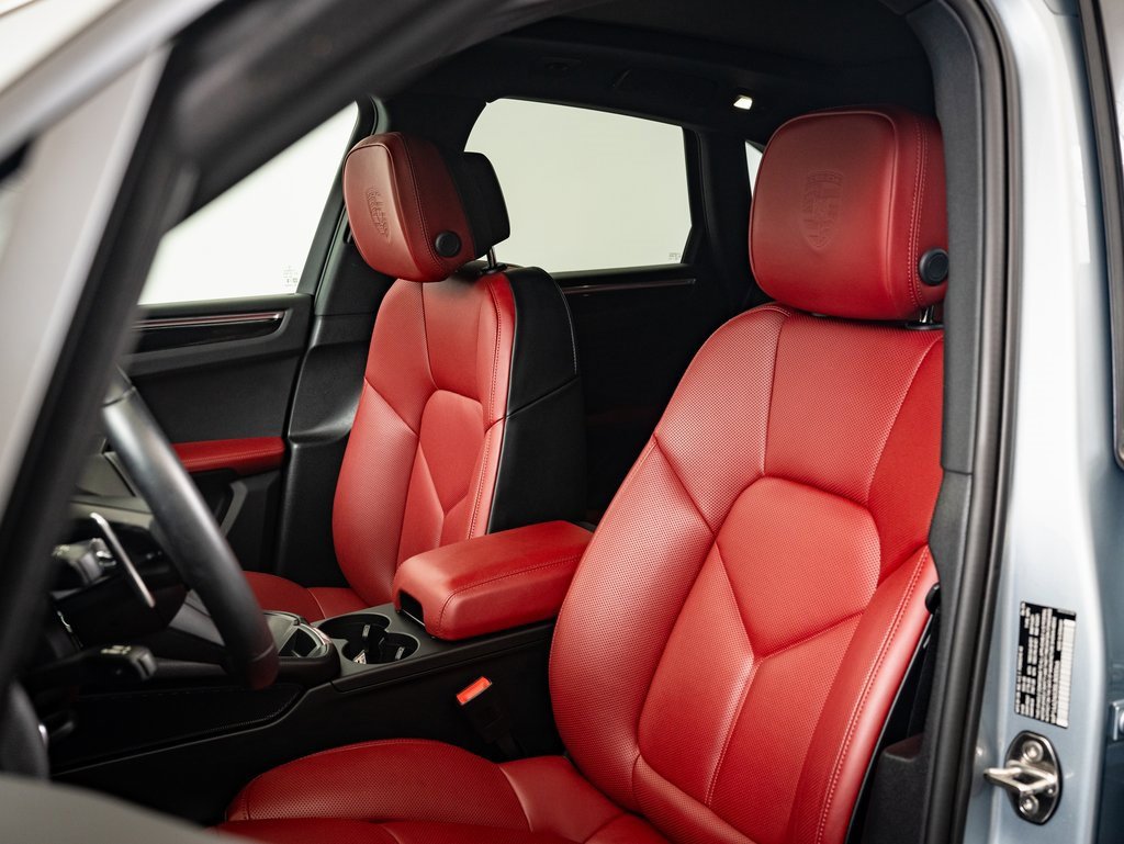 Certified 2025 Porsche Macan image 5
