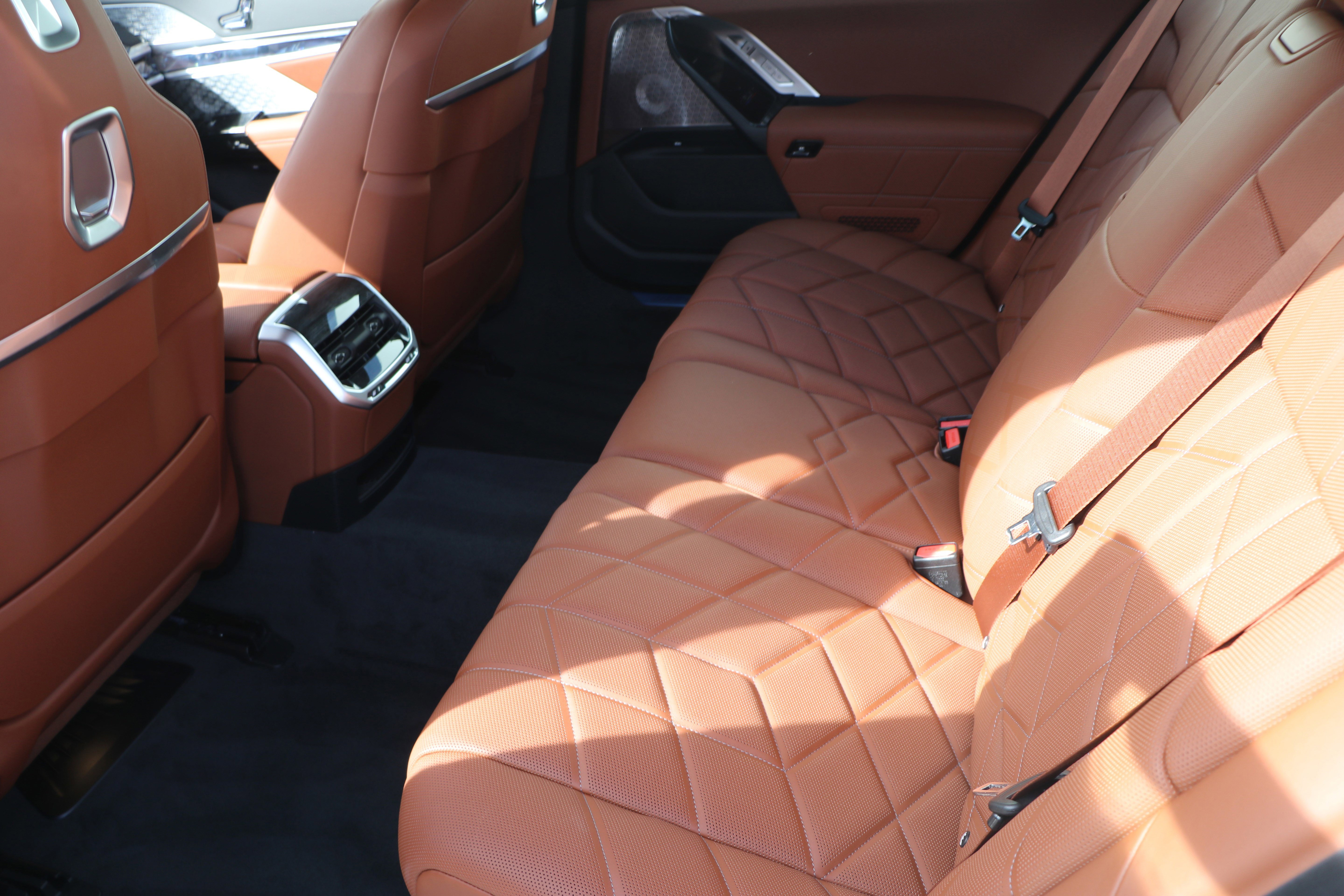 Certified 2025 BMW i7 M70 w/ Executive Package AWD/4WD image 35