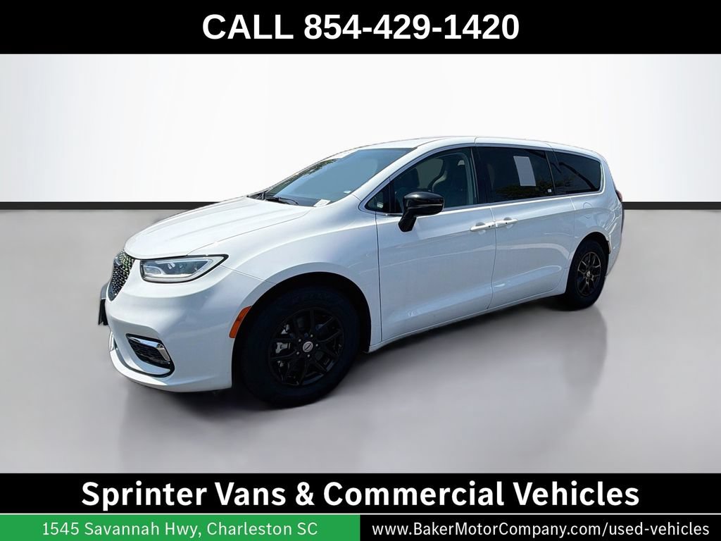 Used 2024 Chrysler Pacifica Touring-L FWD image 1
