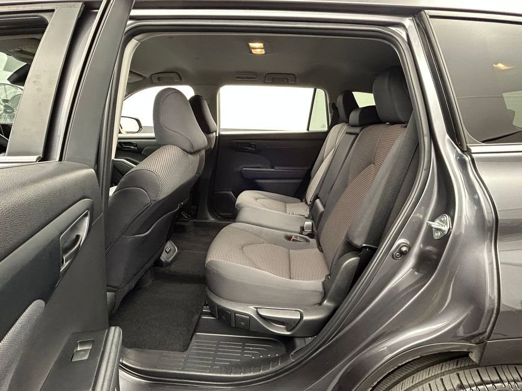Used 2024 Toyota Highlander LE FWD image 58