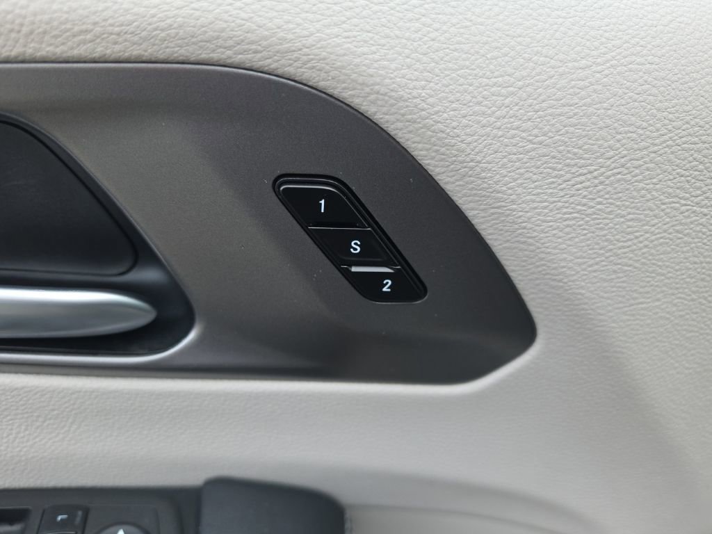 Used 2024 Chrysler Pacifica Touring-L FWD image 24