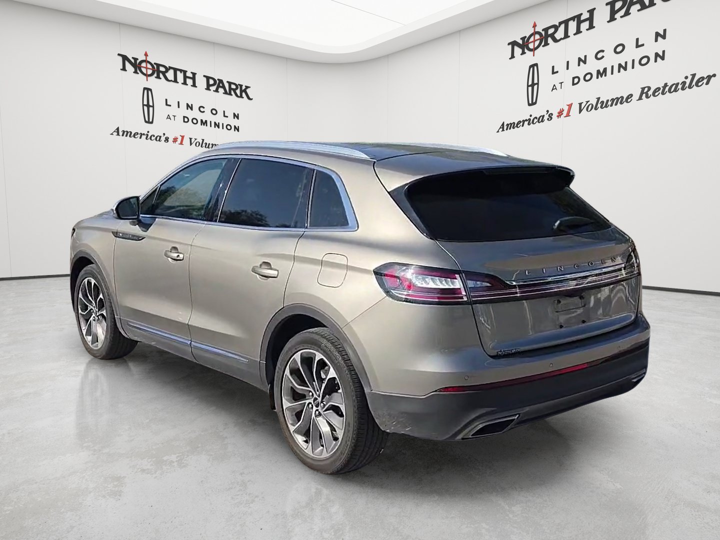 Used 2023 Lincoln Nautilus Reserve FWD image 3