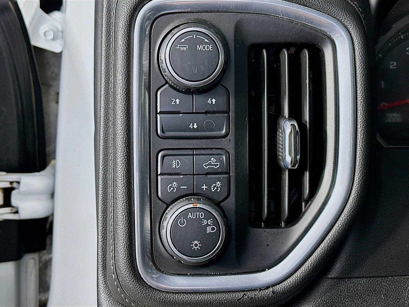 Used 2020 Chevrolet Silverado 2500 LT AWD/4WD image 10