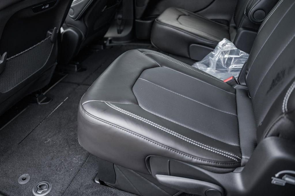 New 2025 Chrysler Pacifica Select FWD image 30