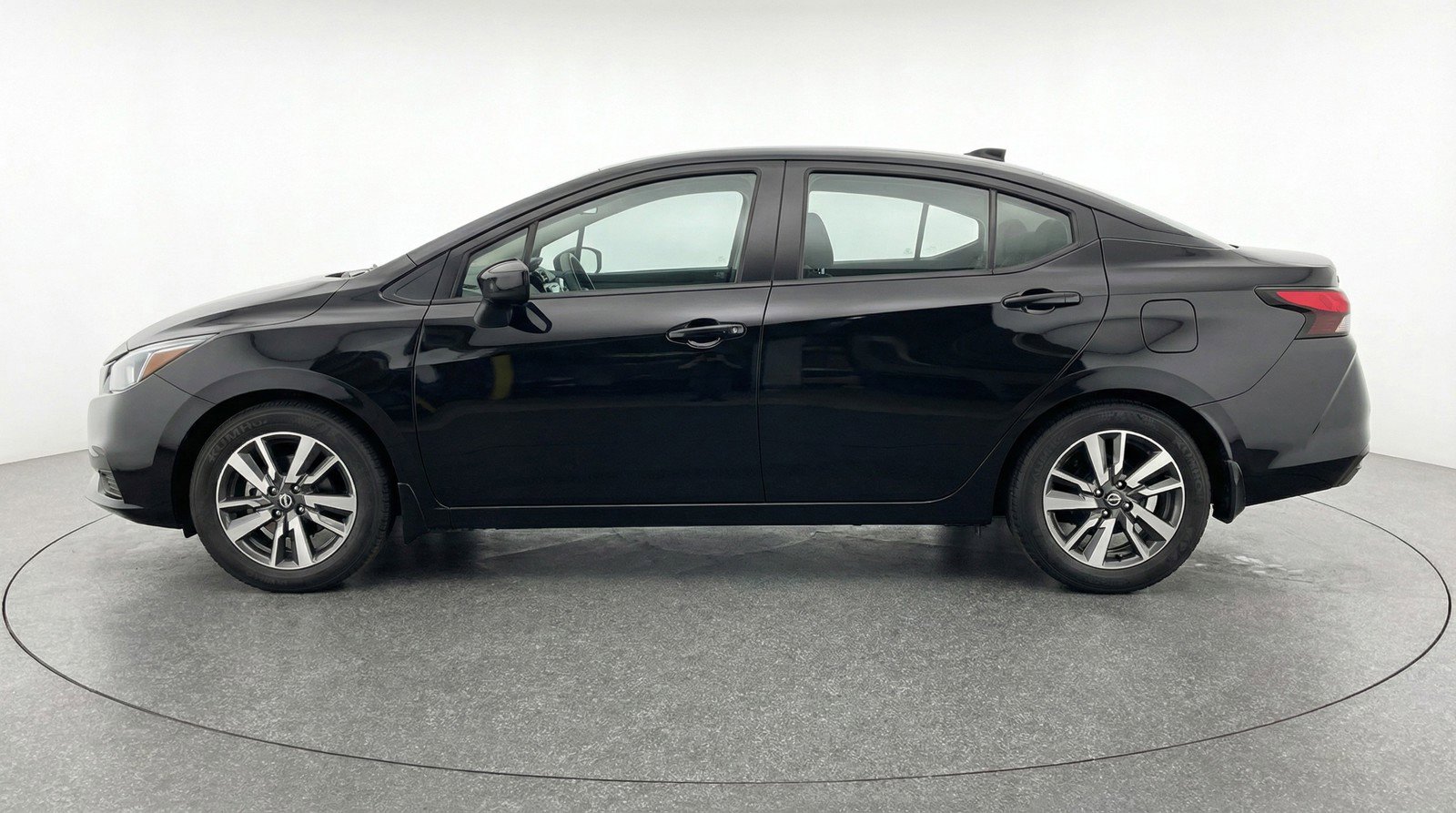 Used 2025 Nissan Versa SV image 5