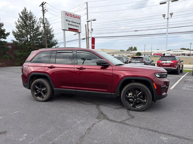 Used 2023 Jeep Grand Cherokee Limited w/ Luxury Tech Group II AWD/4WD image 8