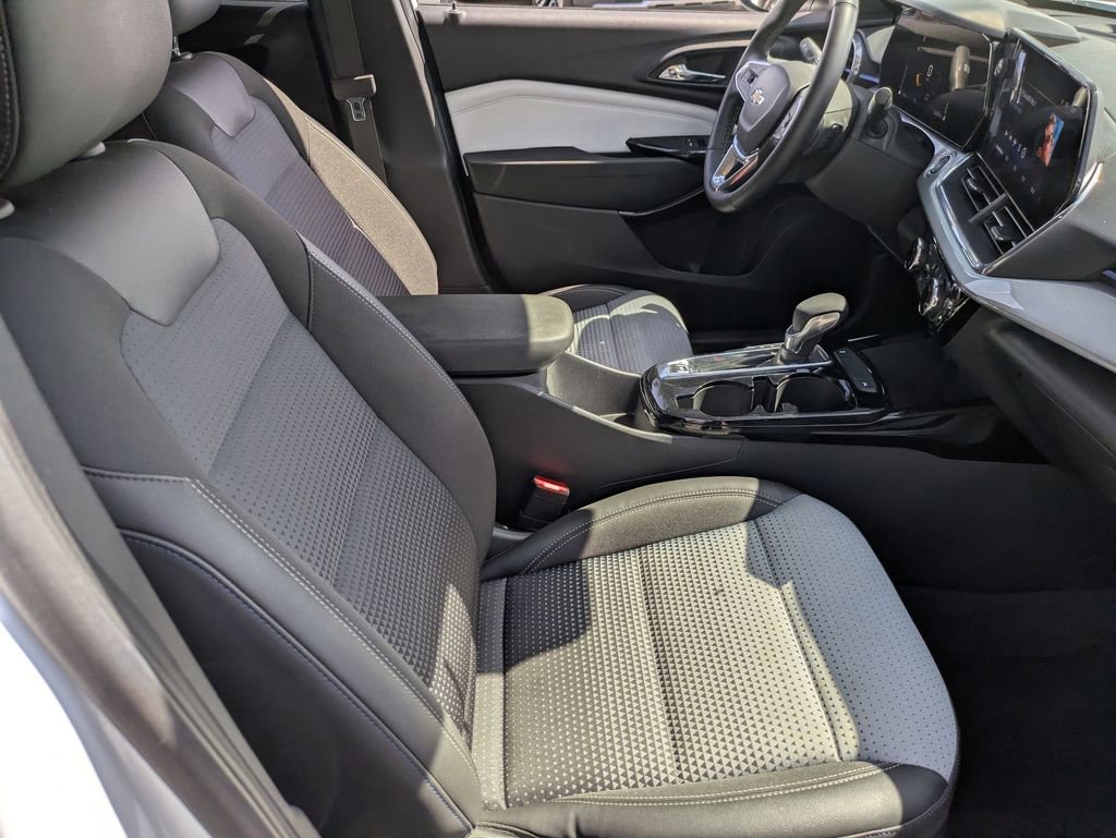 Used 2025 Chevrolet Trax LT w/ LT Convenience Package FWD image 30