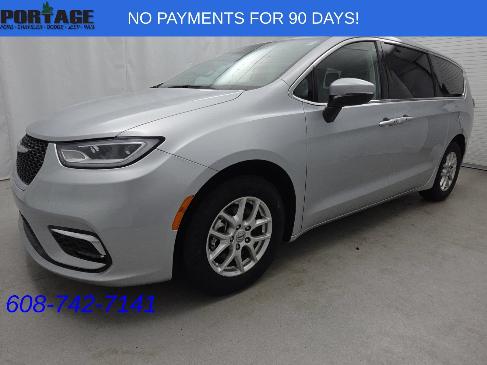 Used 2023 Chrysler Pacifica Touring-L FWD image 3