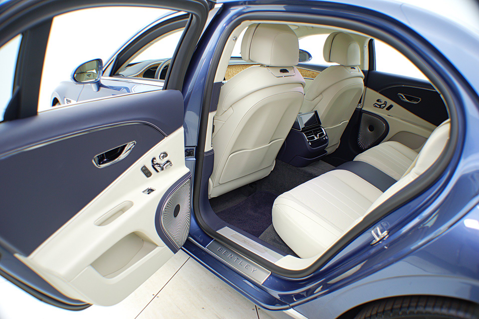Certified 2022 Bentley Flying Spur Plug-In Hybrid AWD/4WD image 32