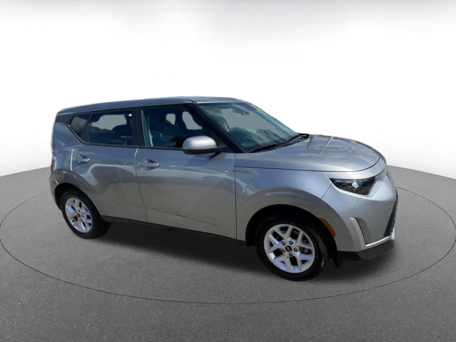 Used 2025 Kia Soul LX w/ LX Technology Package FWD image 2