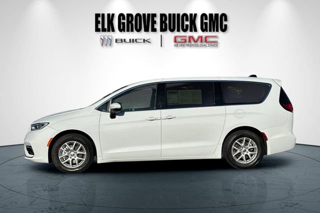 Used 2023 Chrysler Pacifica Touring-L image 7