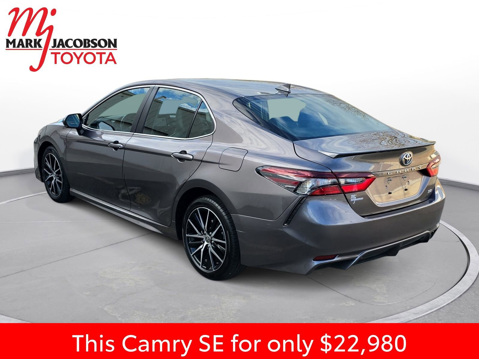 Used 2024 Toyota Camry SE image 13