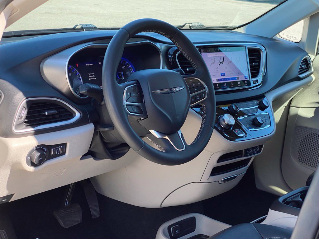 Used 2024 Chrysler Pacifica Touring-L FWD image 9