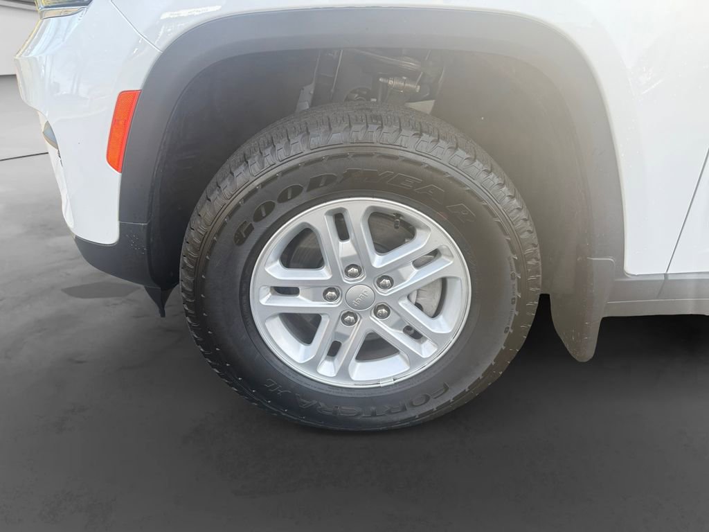 Used 2025 Jeep Grand Cherokee Laredo w/ Luxury Tech Group I image 9